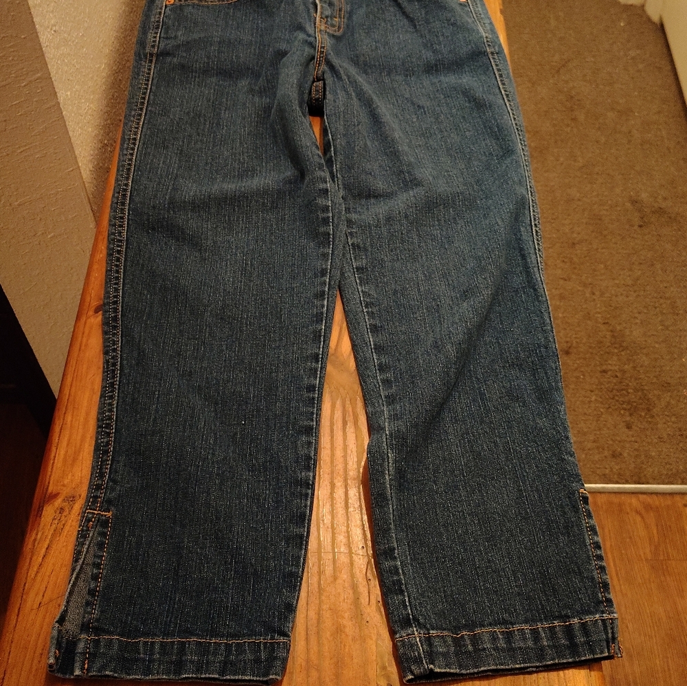 NWOT  women's Signature Levi's Classic Slim Capris - High Rise. - Picture 6 of 12